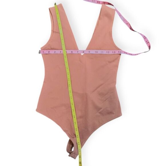 INTIMATELY FREE PEOPLE Women’s Nude Mauve Keep It Sleek Plunge Bodysuit Size Sma - Picture 7 of 7